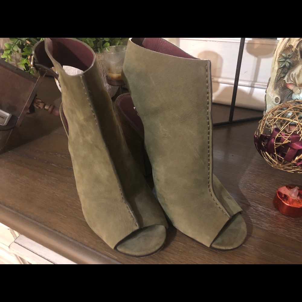 Coach “Saratoga” shoe. Olive Green color